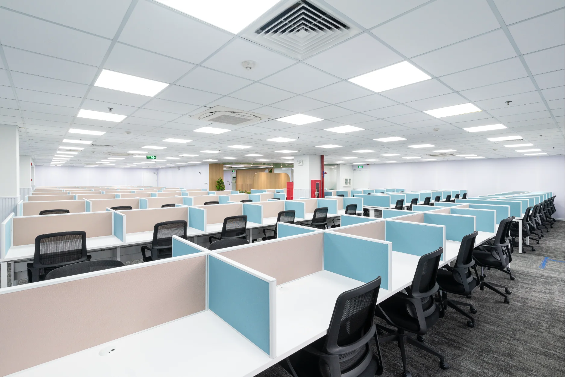 Workstation, bàn ghế và furniture sử dụng trong nội thất văn phòng