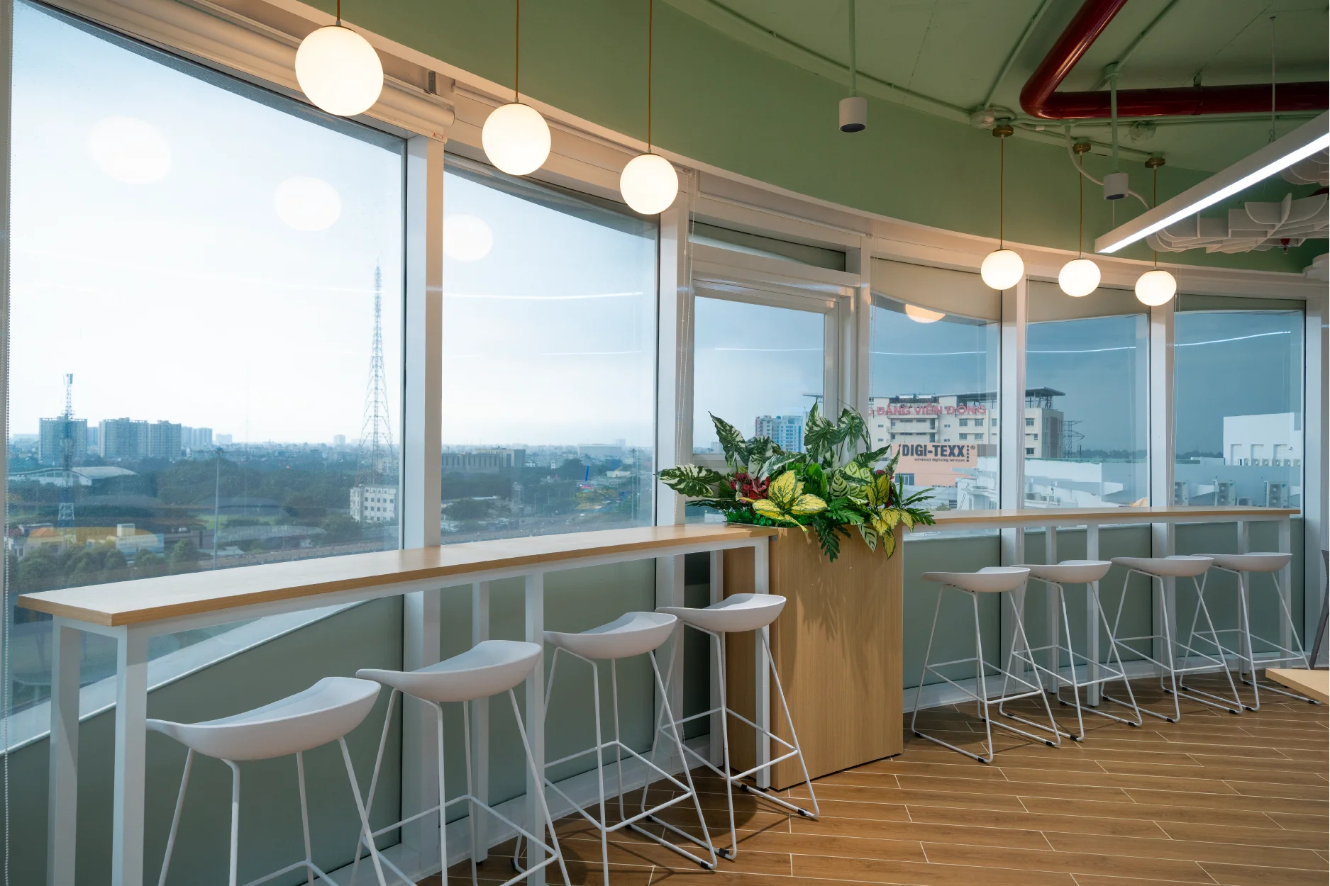 Khu vực window bar tận dụng ánh sáng tự nhiên tại Concentrix Floor 10